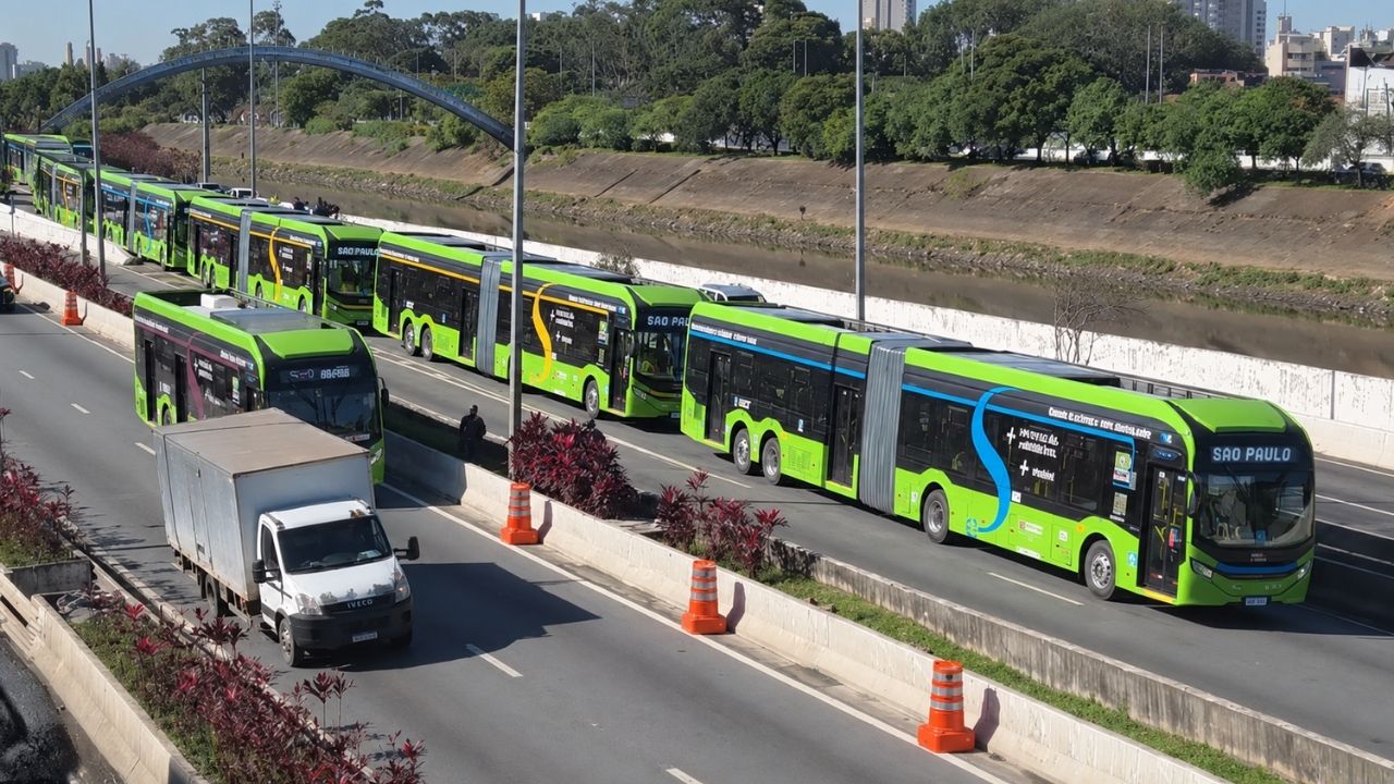 Com investimento de R$ 6,5 bilhões, São Paulo apresentou 500 ônibus elétricos, ocupou 7,2 km da Marginal Tietê e prometeu cortar 20 milhões de litros de diesel por ano, transformando (2)