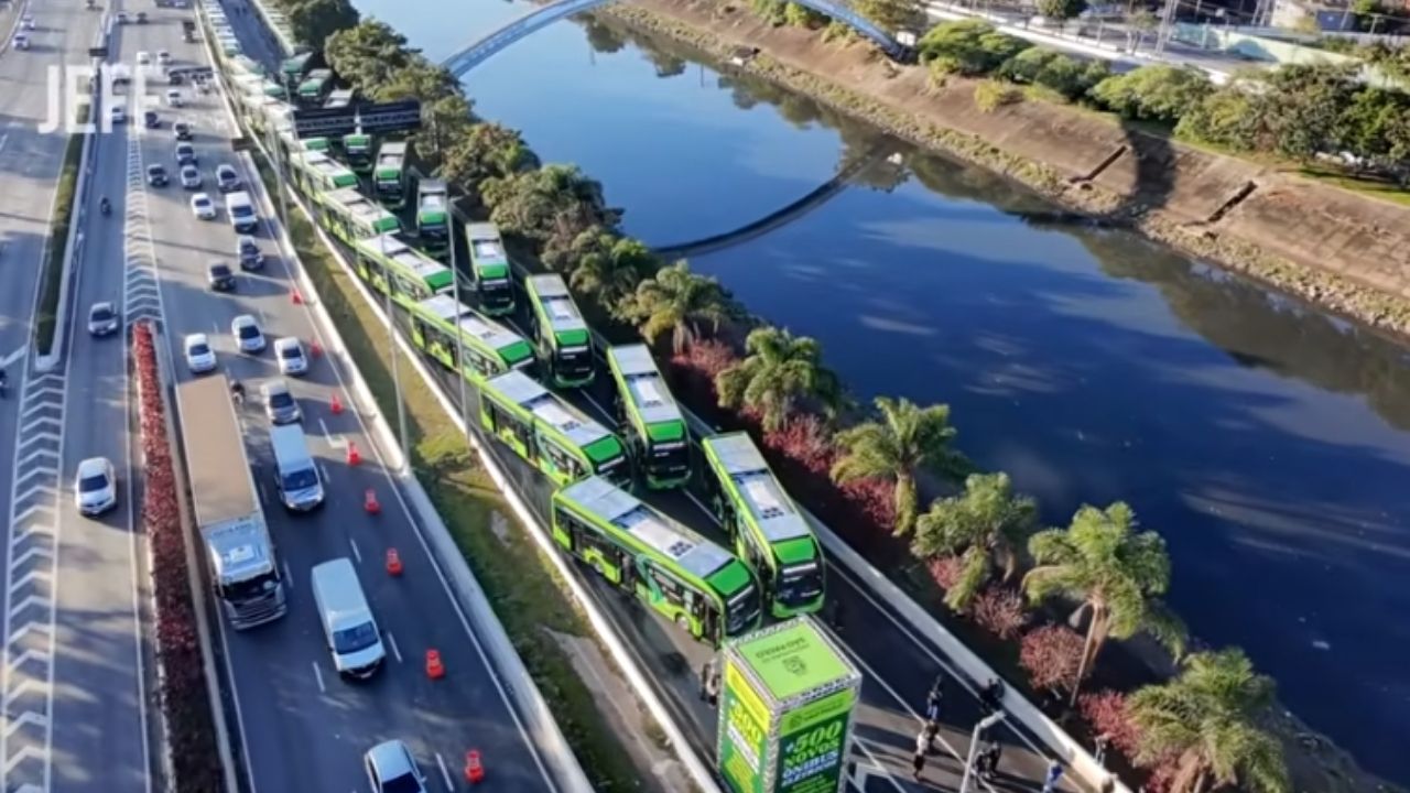 São Paulo exibe ônibus elétricos na Marginal Tietê e muda transporte público ao cortar diesel e emissões.