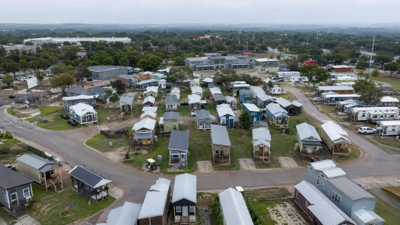 Community First! Village, em Austin, reúne microcasas, trabalho e vida comunitária