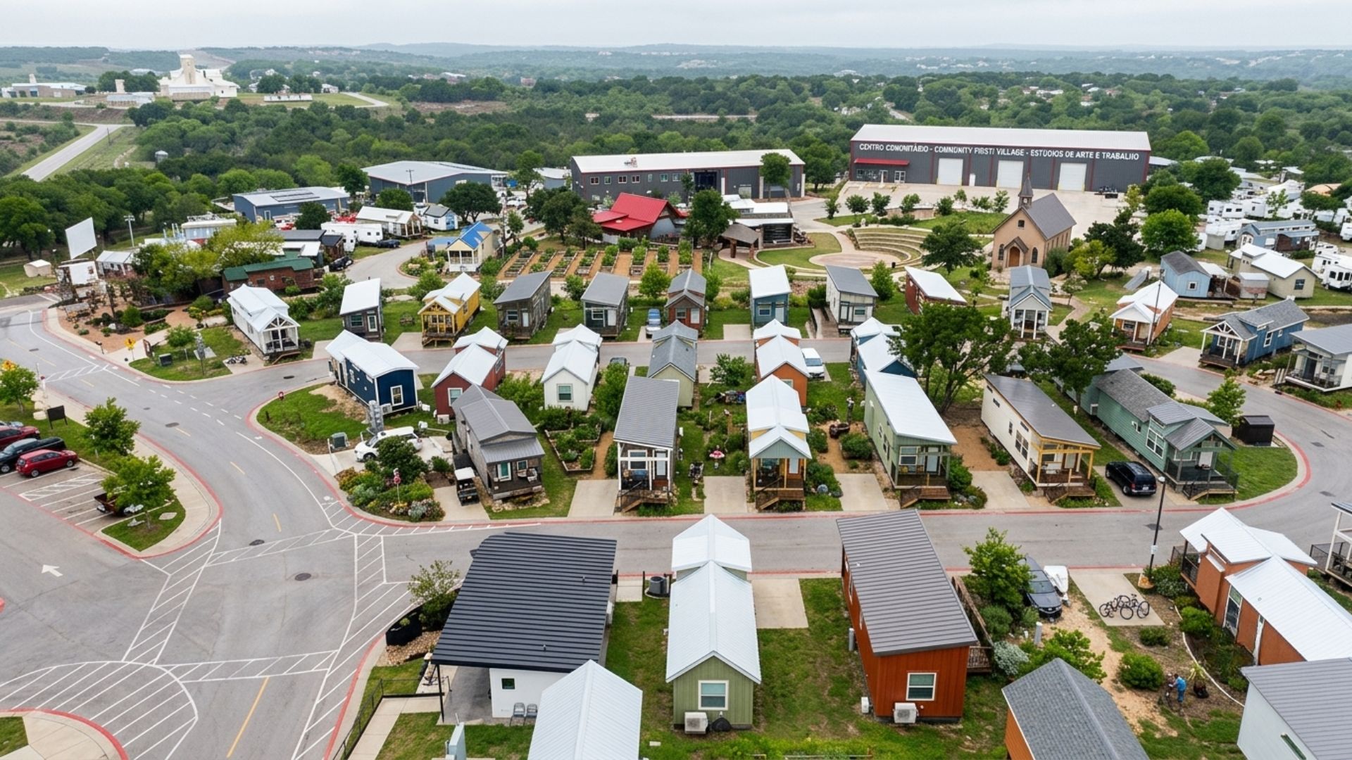 Community First! Village, em Austin, reúne microcasas, trabalho e vida comunitária para ex-moradores de rua e planeja ampliar a capacidade para 1.900 pessoas.