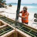 Pesquisas mostram que concreto com água do mar e areia marinha, reforçado com compósitos anticorrosão, pode mudar obras costeiras, portos e ilhas.