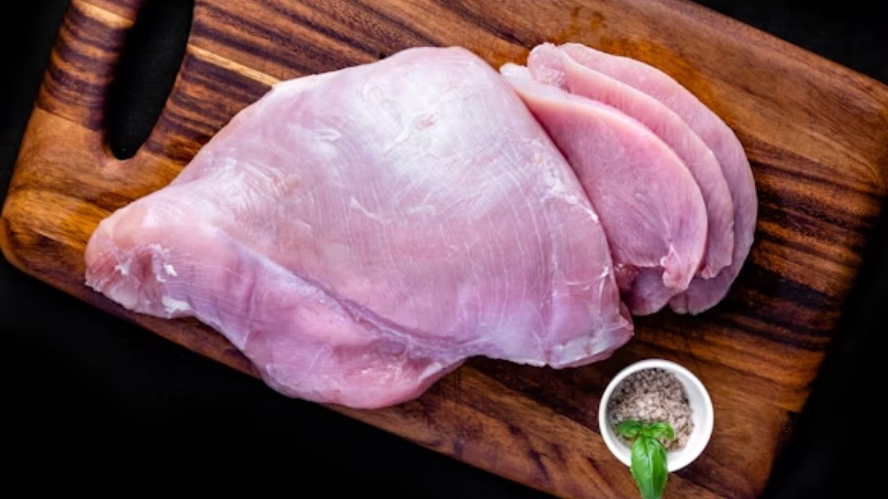 Relatório da FAO mostra que o consumo de carne quadruplicou em 60 anos, puxado pelo frango, e aponta a pecuária como motor da alta nas emissões.