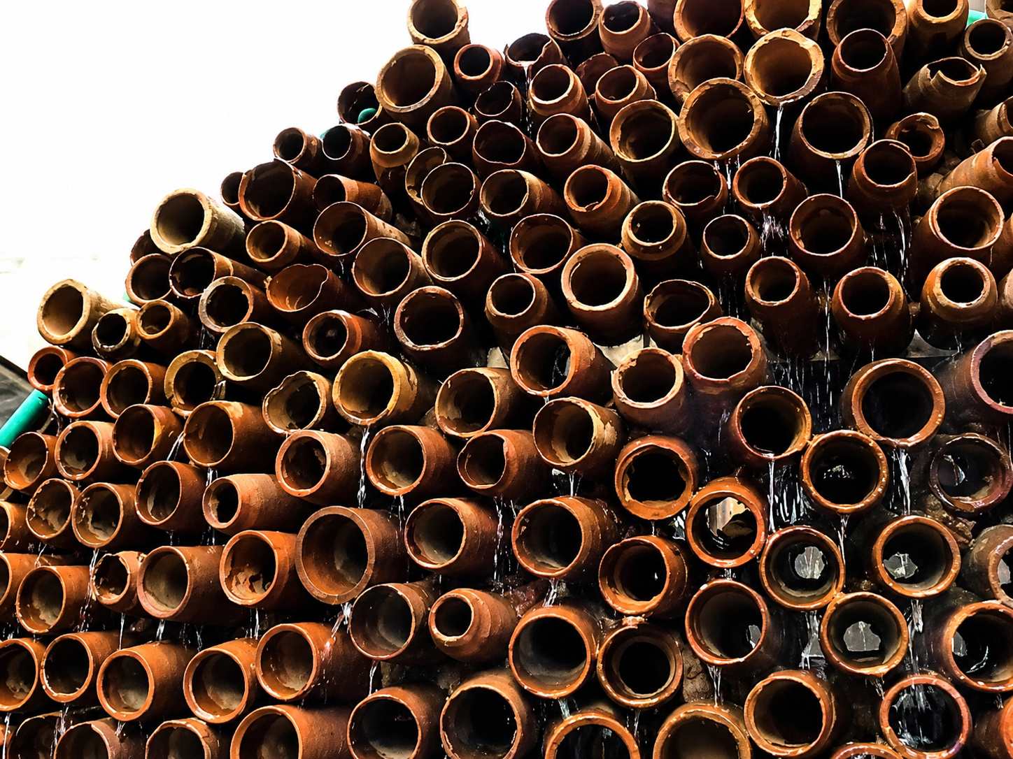 Desenvolvido na Índia, o CoolAnt Beehive usa tubos de terracota e evaporação da água para reduzir temperaturas sem compressor ou gases refrigerantes.