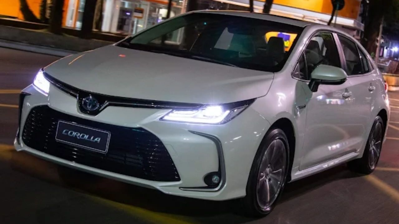 Corolla híbrido faz 17,5 km/l, vira carro econômico com frenagem regenerativa e motor a combustão sem tomada.