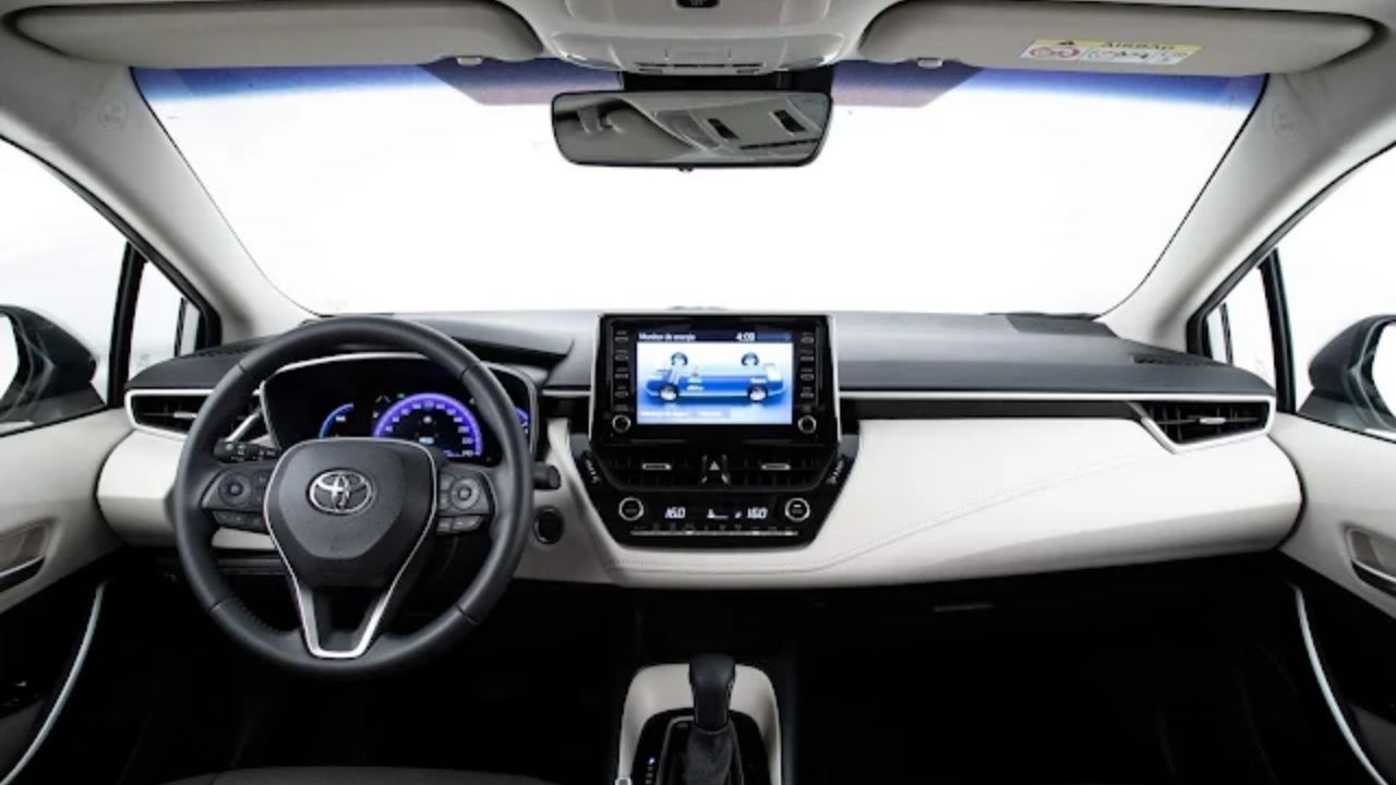 Corolla híbrido faz 17,5 km/l, vira carro econômico com frenagem regenerativa e motor a combustão sem tomada.