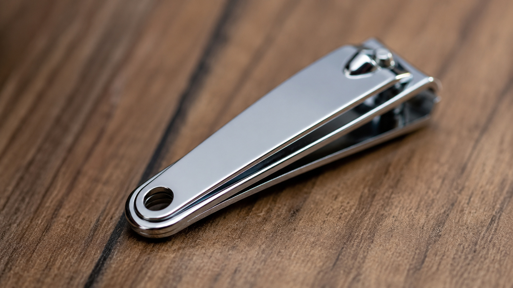 Cortador de unhas metálico ultra realista em close-up, mostrando detalhes da lâmina e estrutura de aço inoxidável
