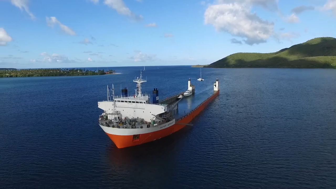 O “navio-doca” que afunda de propósito para engolir superiates como brinquedos: Yacht Servant