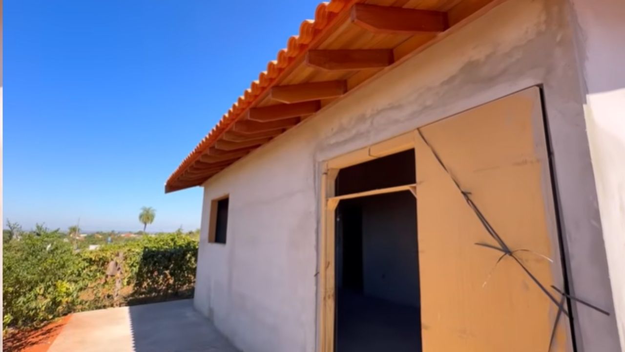 Casal Davi Moura e Clara encara a maior reforma de cabana após dois anos na chácara. Veja o que muda na cabana de madeira e a rotina de quem vive a vida no campo.