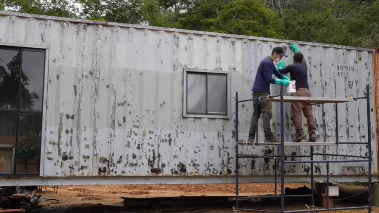 Container house in southern Santa Catarina transforms container with green paint, lack of energy, and work marked by safety and adaptation.