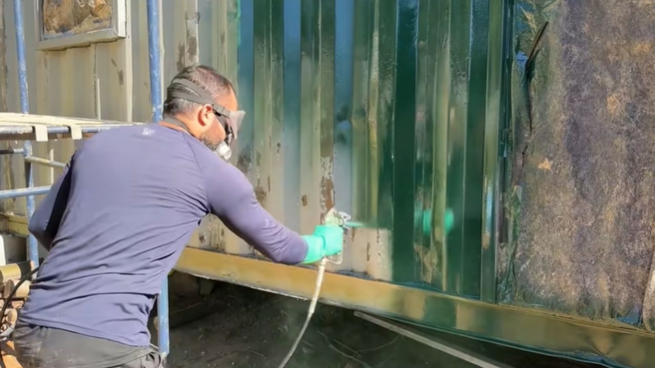 Container house in southern Santa Catarina transforms container with green paint, lack of energy, and work marked by safety and adaptation.