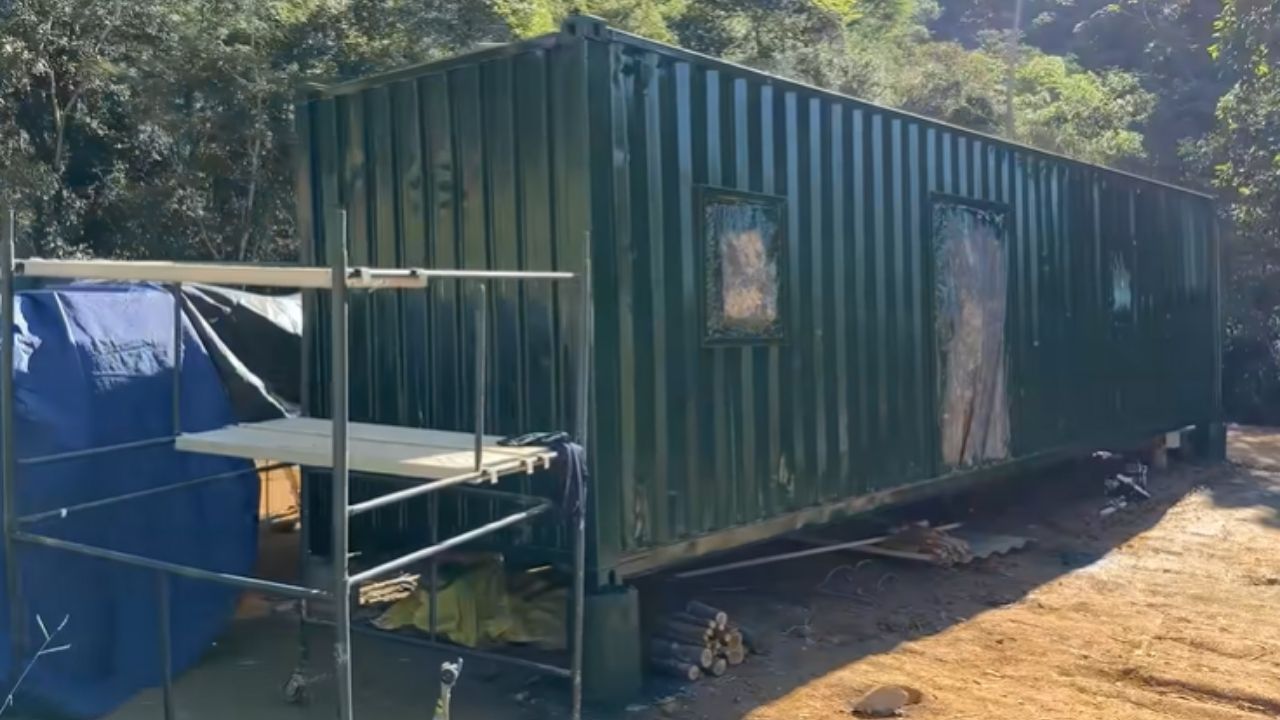 Container house in southern Santa Catarina transforms container with green paint, lack of energy, and work marked by safety and adaptation.