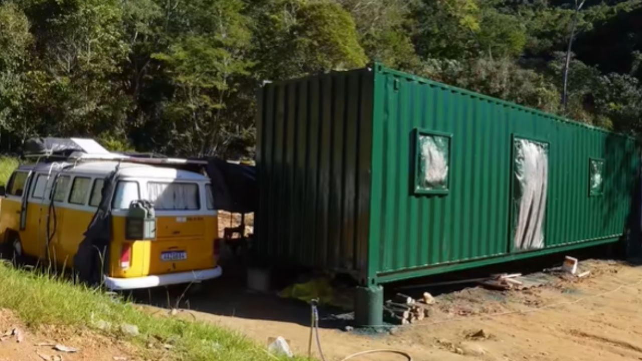 Container house in southern Santa Catarina transforms container with green paint, lack of energy, and work marked by safety and adaptation.