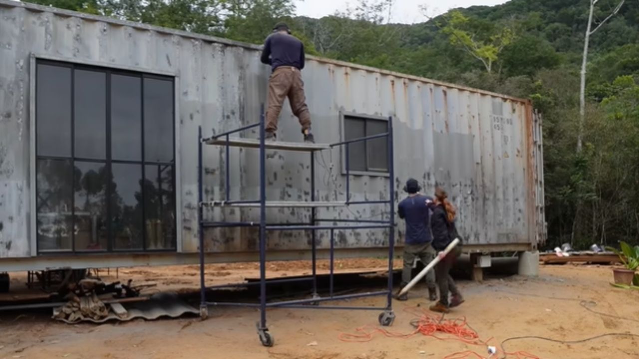 Container house in southern Santa Catarina transforms container with green paint, lack of energy, and work marked by safety and adaptation.