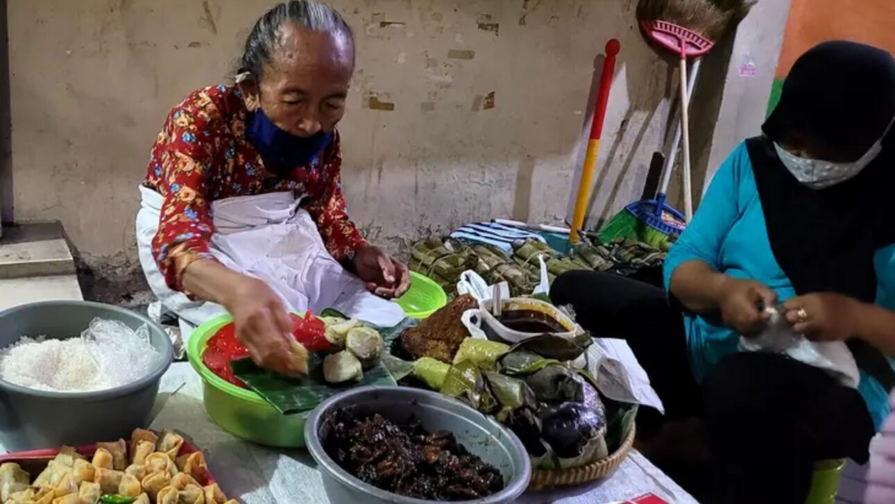 Mbah Satinem vende lupis em Yogyakarta desde a década de 1060. Fonte: Dok Ang Tek Khun