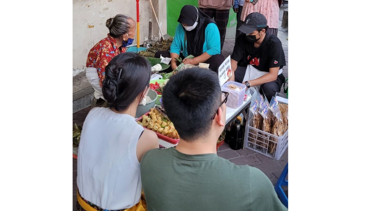 Turistas estrangeiros se misturam e aguardam pacientemente na fila para comprar os lupis de Mbah Satinem. Fonte: Dok Ang Tek Khun