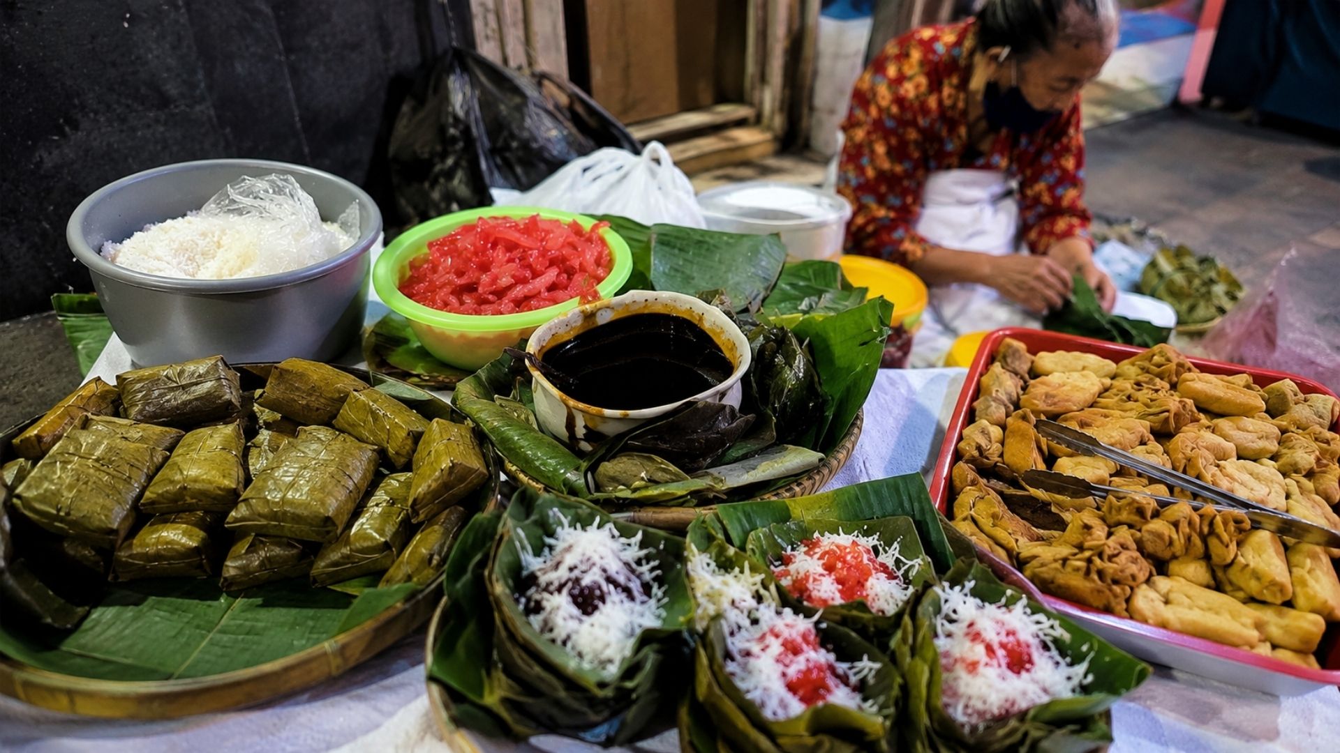 Cortado com fio de linha em Yogyakarta, o lupis da Mbah Satinem virou febre após a Netflix: a comida de rua da Indonésia esgota antes das 9h.