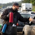 Desempregado e com um filho para sustentar, Joab transformou café quente em recomeço acorda às 2h, vende na Anhanguera, deixa motoristas pagarem depois pelo “Pix da confiança” (3)