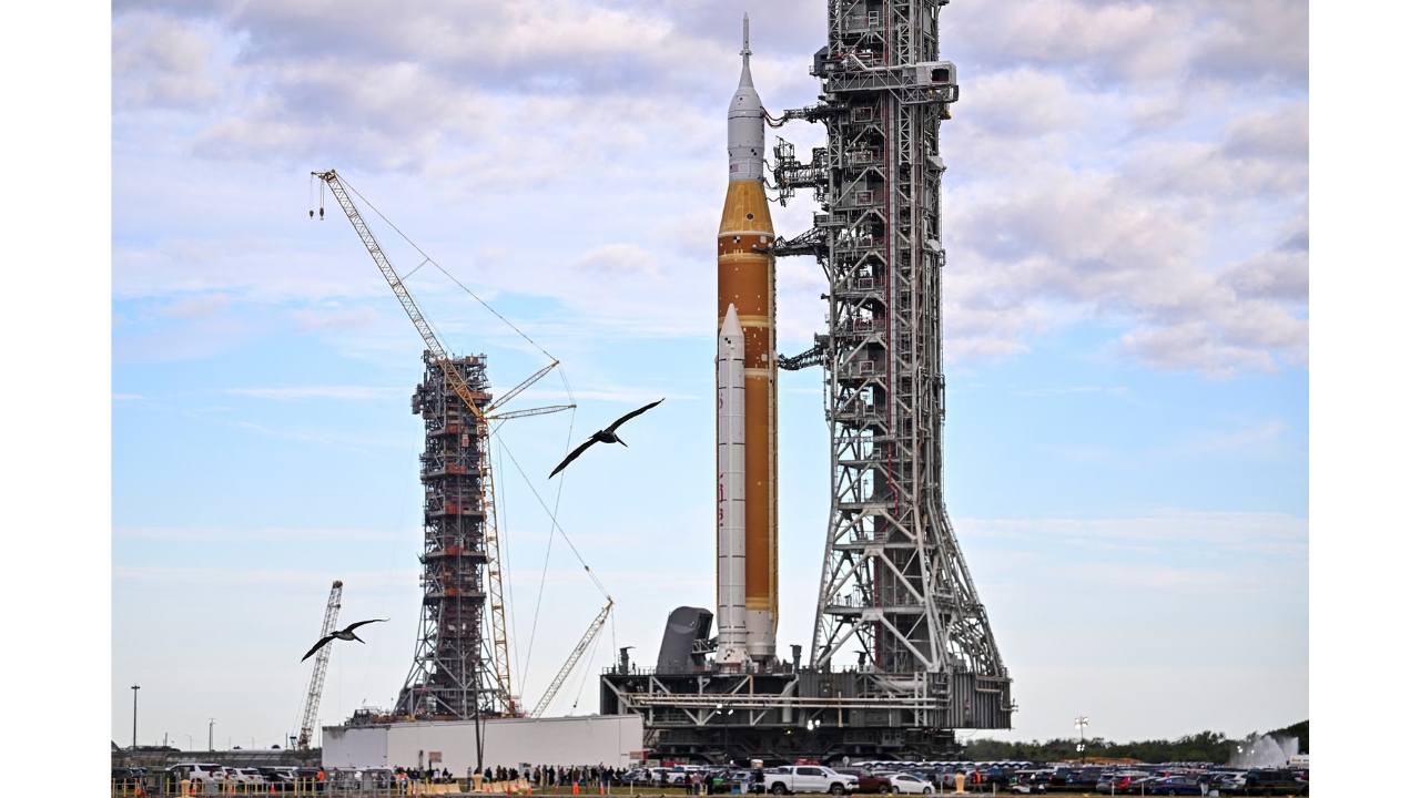 Foguete do programa Artemis aparece ao lado da torre de lançamento no Centro Espacial Kennedy, em uma estrutura que virou ponto central do alerta sobre a capacidade da NASA para sustentar novas missões rumo à Lua.