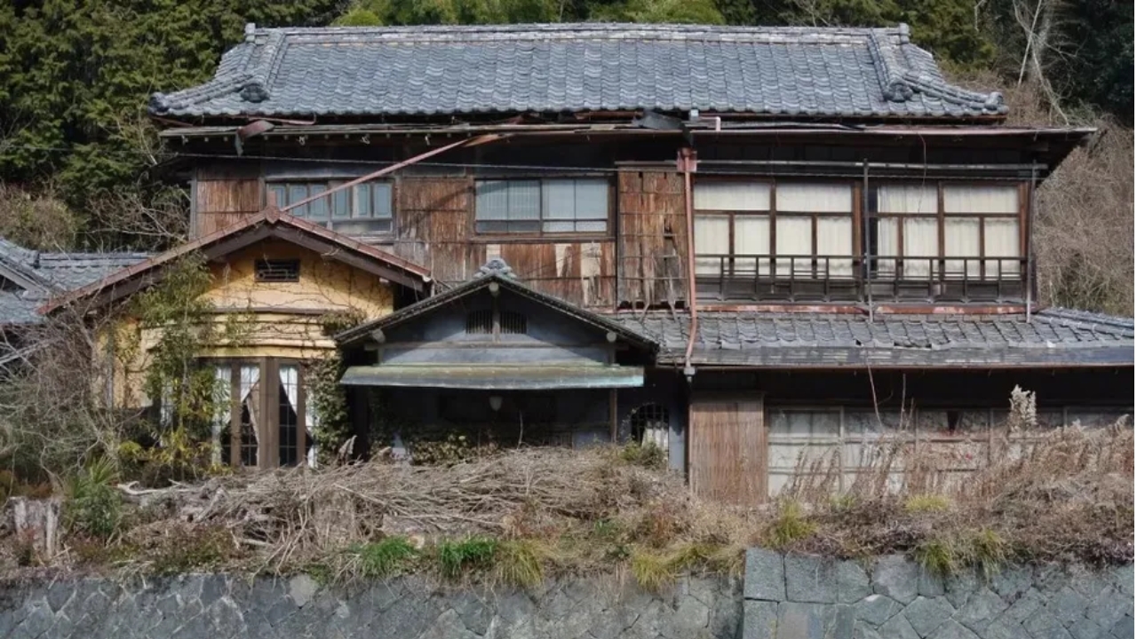 Imóveis herdados no Japão nem sempre viram patrimônio desejado: segundo estudo citado pela Japan Spotlight, mais de 50% das casas vazias analisadas vieram de herança e cerca de 70% foram construídas antes de 1980, o que transforma reforma, manutenção e até demolição em custos difíceis para muitas famílias.