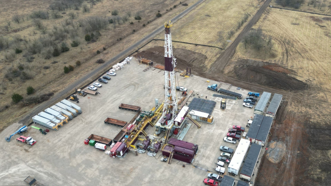 No Kansas, a perfuração de poços profundos marca a fase inicial do projeto da Deep Fission, que pretende instalar um pequeno reator nuclear modular a 1.830 metros de profundidade. A proposta combina técnicas da indústria do petróleo com energia nuclear avançada e pode mudar a lógica das usinas subterrâneas.