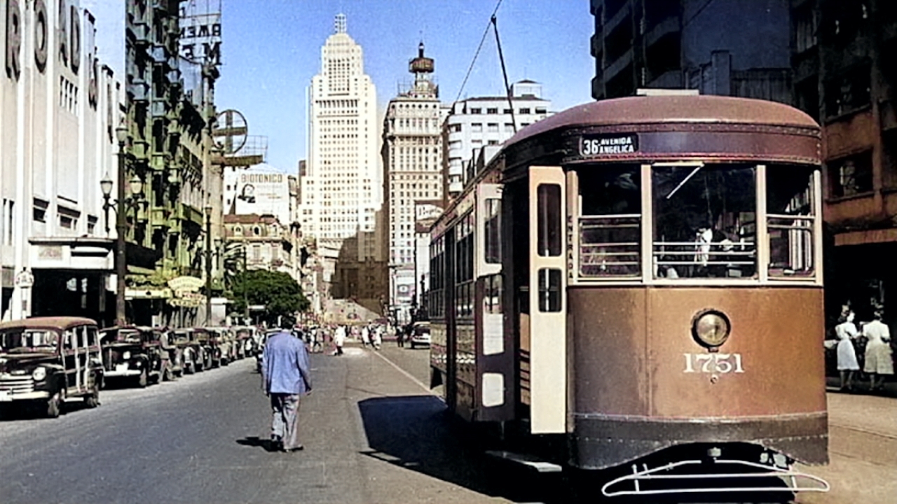 Historical image shows an electric tram circulating through downtown São Paulo, at a time when tracks were part of the urban routine before the city prioritized avenues, viaducts, and the advancement of automobiles.