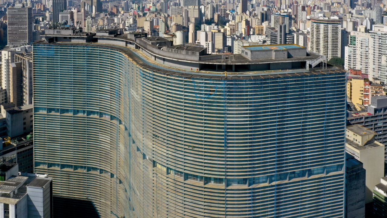 Fachada ondulada domina a paisagem do centro de São Paulo e ajuda a explicar a força do edifício: são 32 andares, 1.160 apartamentos, 72 lojas e milhares de moradores em uma estrutura que funciona como uma cidade vertical.