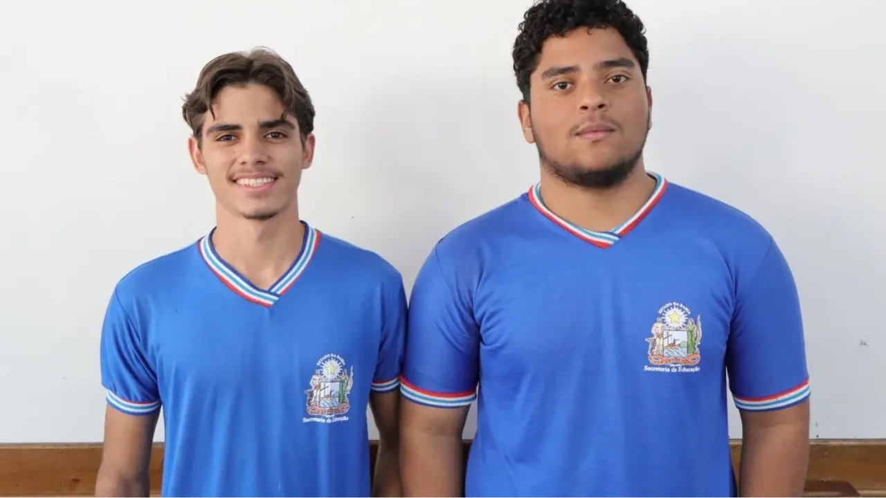 João Victor Souza e Carlos Gutemberg, estudantes do Colégio Estadual Democrático Marcos Freire, em Barreiras, desenvolveram tijolos ecológicos feitos com plástico reciclável, cimento, areia fina e fibra de coco, em um projeto que busca dar novo destino a resíduos descartados.