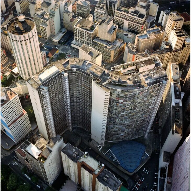Vista do alto evidencia como o edifício ocupa um quarteirão inteiro no centro paulistano, com seis blocos residenciais, apartamentos de diferentes tamanhos e uma estrutura interna que mistura moradia, comércio e serviços no mesmo endereço.