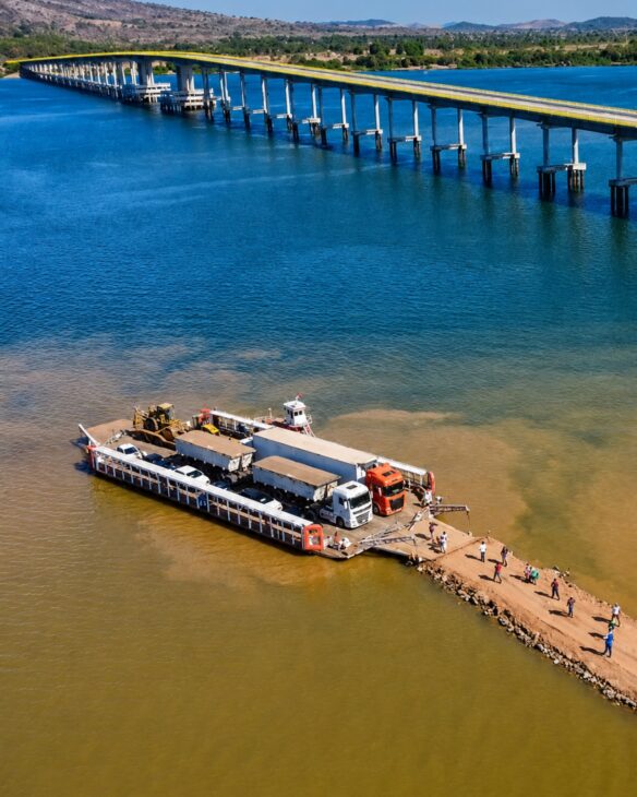 Balsa carregada com veículos mostra a antiga travessia entre Tocantins e Pará, que podia custar mais de R$ 300 por viagem antes da nova ponte transformar o deslocamento entre os dois estados em uma ligação direta.