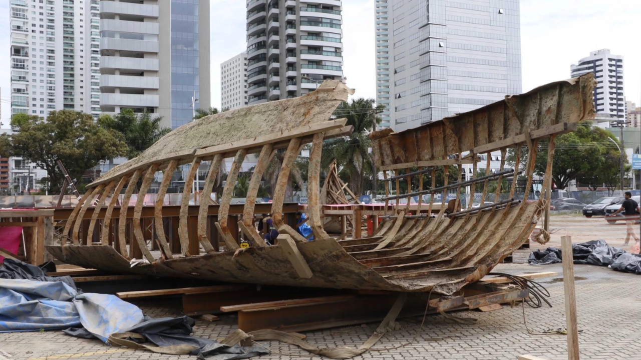 Estrutura metálica de uma embarcação do século XIX, encontrada durante obras urbanas em Belém, revela o contraste entre a cidade moderna e os antigos caminhos fluviais que marcaram a história da Amazônia.