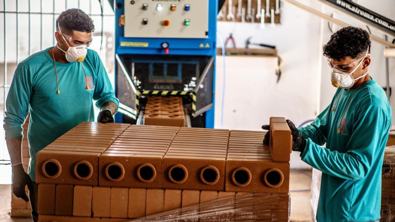 Produção de tijolos ecológicos mostra como resíduos e materiais alternativos podem ganhar novo uso na construção civil, em um setor que busca reduzir desperdícios e criar soluções mais sustentáveis para obras e moradias.