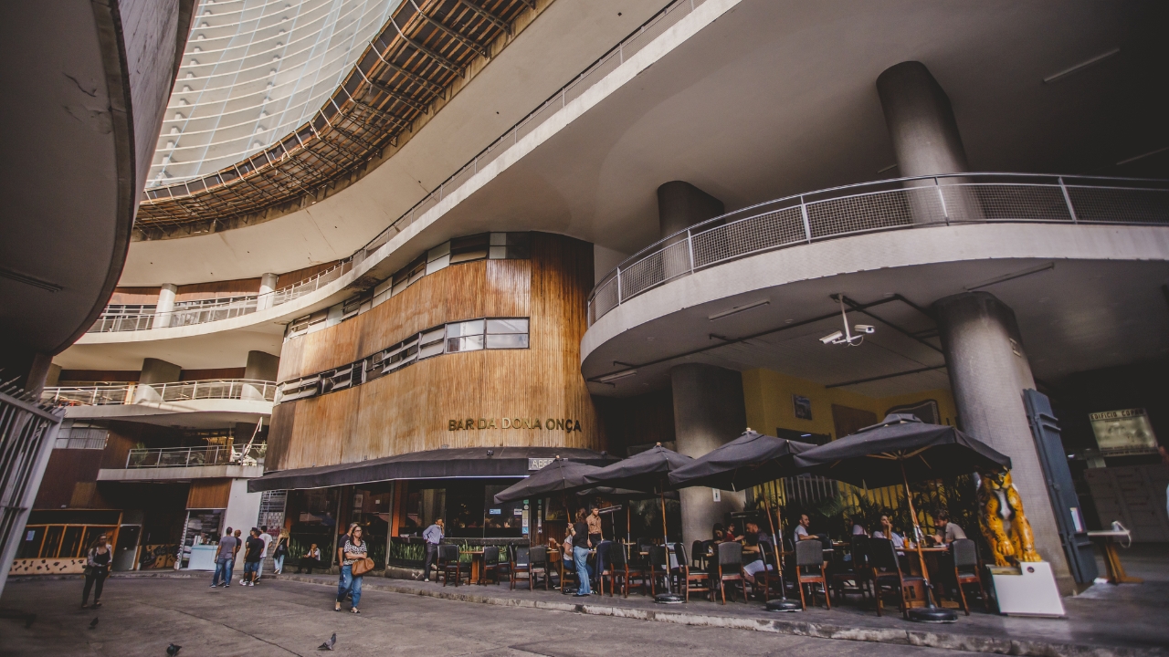 Área interna do edifício mostra como a vida no prédio vai além dos apartamentos: lojas, restaurantes e circulação de moradores ajudam a transformar o conjunto em uma espécie de bairro coberto no centro de São Paulo.