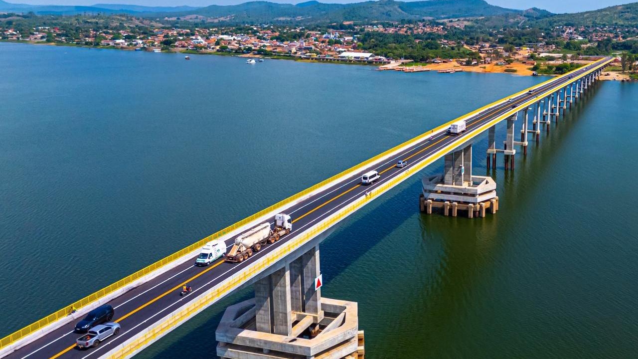 Ponte entre Tocantins e Pará cria uma ligação direta entre os dois lados do rio, substitui a antiga dependência da balsa e muda a rotina de motoristas, moradores e cargas que antes enfrentavam custo alto e espera para cruzar.