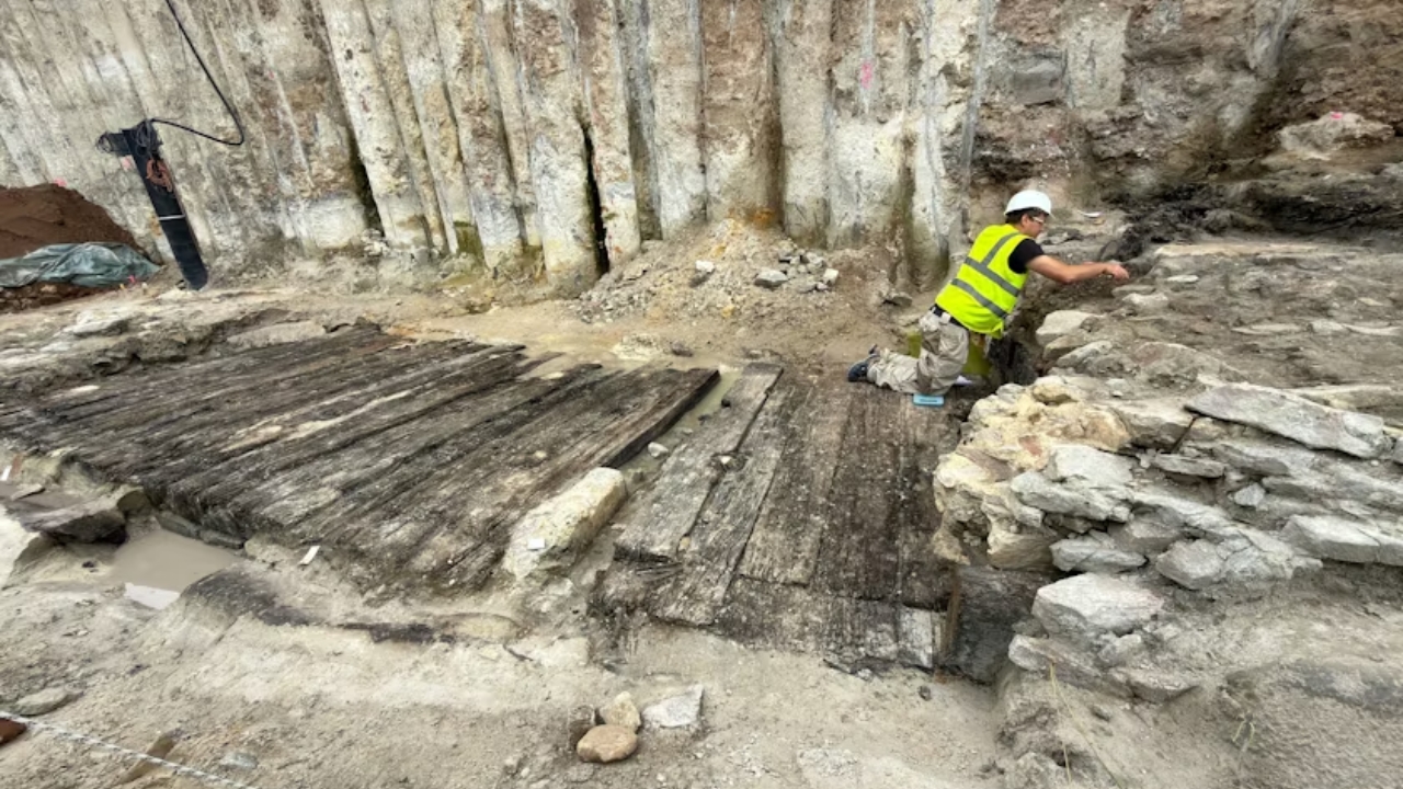 Uma obra moderna de contenção de águas em Aschaffenburg acabou revelando um vestígio raro da Idade do Ferro: madeira de carvalho datada do século IV a.C., preservada por quase 2.400 anos sob o solo úmido às margens do rio Main.