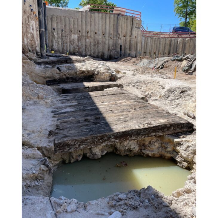 Enquanto a obra avançava às margens do rio Main, os arqueólogos encontraram uma construção que pode revelar como antigas comunidades da Idade do Ferro ocupavam a região de Aschaffenburg muito antes do domínio romano na Europa.