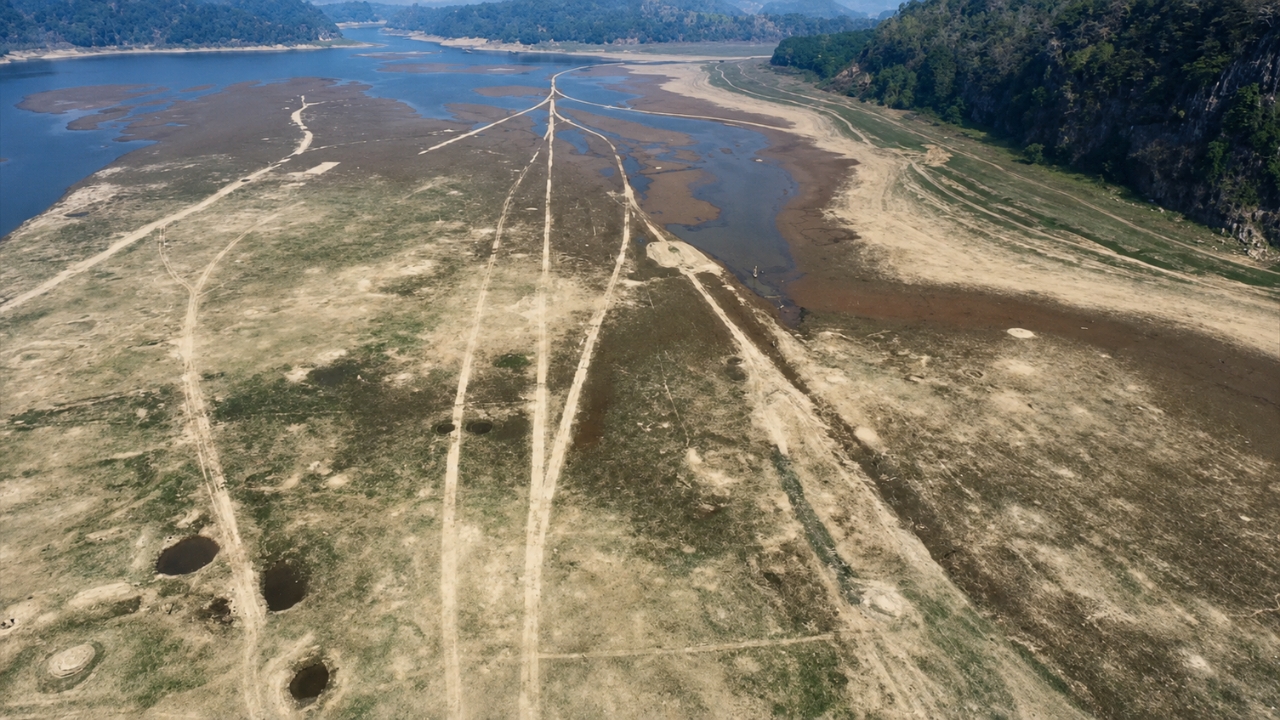 Vista aérea mostra o leito exposto do reservatório da barragem Vajiralongkorn, na Tailândia, onde a queda do nível da água revelou vestígios da antiga estação Nithe, ligada à chamada “Ferrovia da Morte”, rota de cerca de 415 km construída durante a Segunda Guerra Mundial.