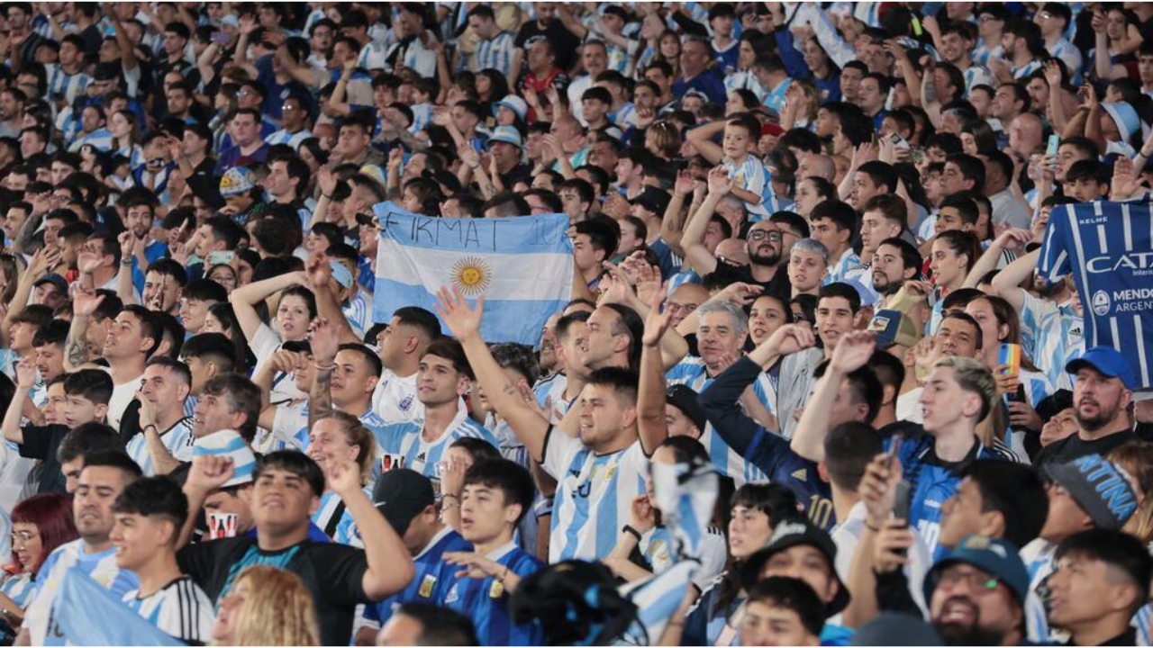 Torcida argentina lota estádio em clima de Copa, enquanto medida do governo promete cruzar registros oficiais para barrar devedores alimentares no Mundial 2026.