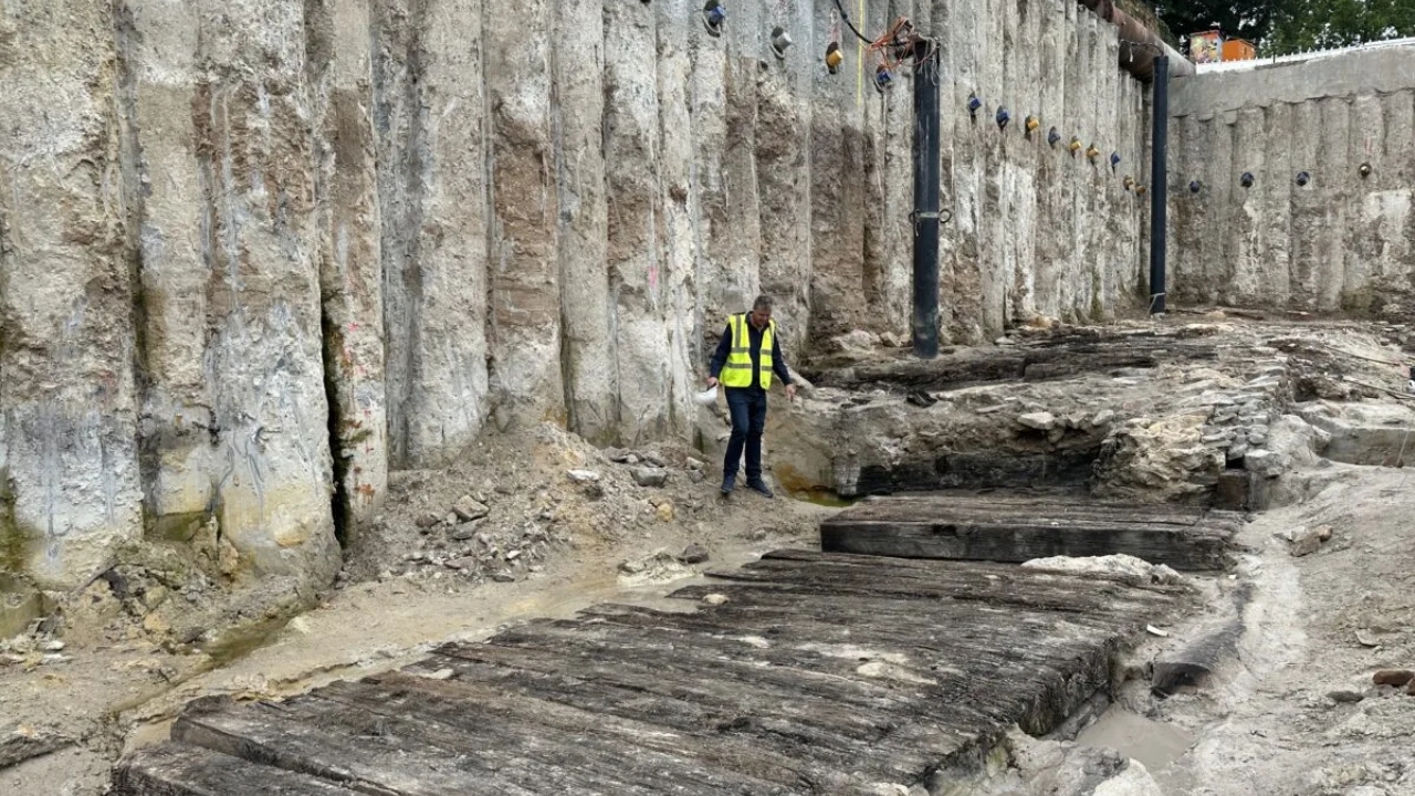 O achado surpreendeu porque não era um objeto isolado: a escavação revelou uma estrutura inteira de madeira e pedra, com quase 30 metros, levantando novas hipóteses sobre a presença de um possível centro da Idade do Ferro às margens do rio Main.
