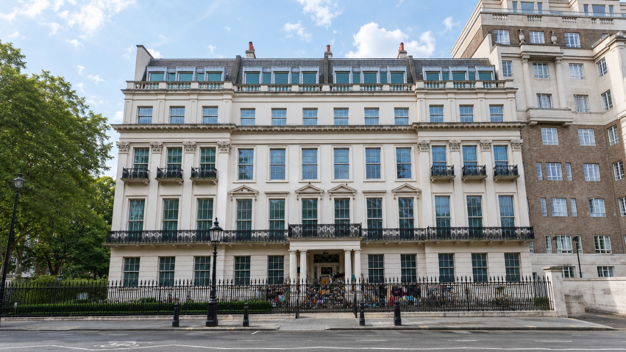 Vendida en 2020 por £210 millones, la mansión de Rutland Gate, en Londres, se hizo conocida como una de las casas más caras del Reino Unido, con 45 habitaciones y un historial ligado a fortunas internacionales, pero permaneció vacía por años.