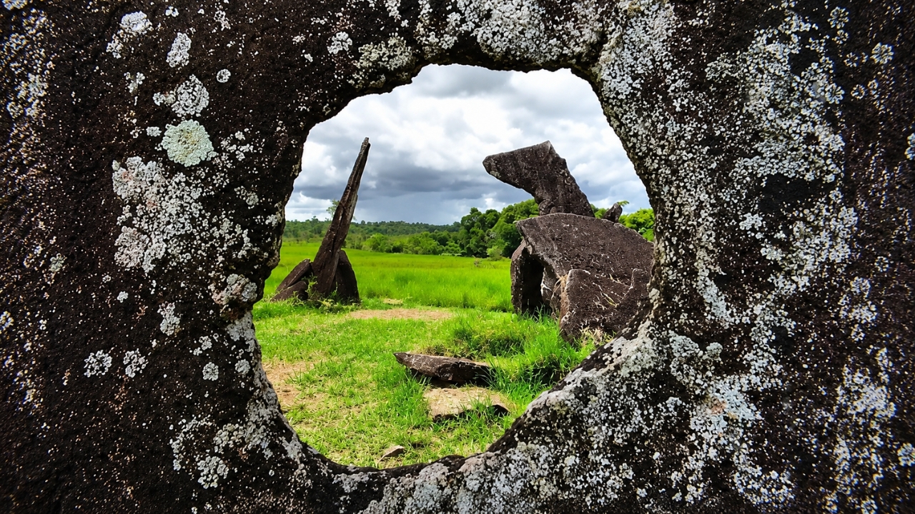 The so-called hole stone is one of the most striking formations of the Amazon Stonehenge and gained prominence for the hypothesis of solar alignment, especially during observations related to the December solstice.