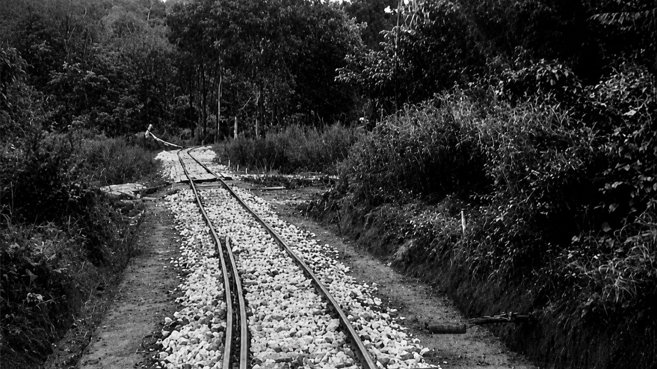 Imagem mostra um trecho histórico da chamada “Ferrovia da Morte”, rota de cerca de 415 km construída entre Tailândia e Mianmar durante a Segunda Guerra Mundial sob trabalho forçado de prisioneiros aliados e trabalhadores asiáticos; a obra ficou marcada pela morte de dezenas de milhares de pessoas e se tornou um dos símbolos mais sombrios da guerra no Sudeste Asiático.