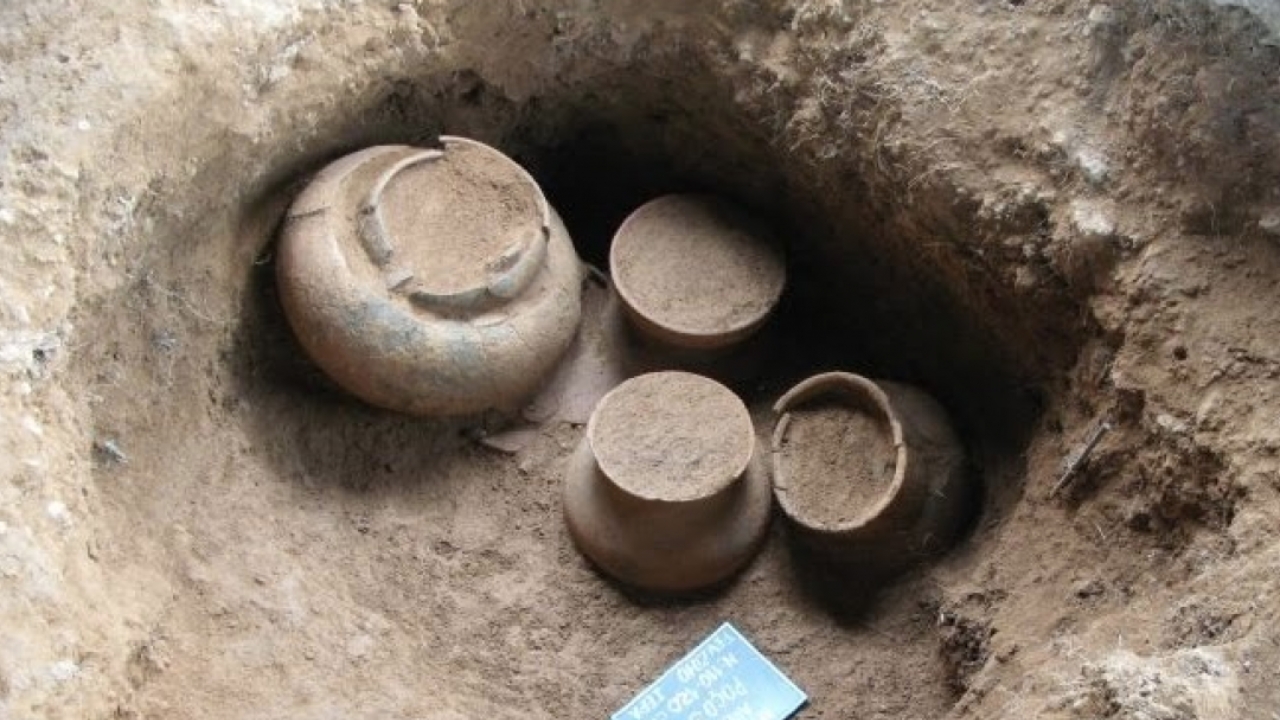 Excavations at the Calçoene archaeological site revealed urns and ceramic pieces that reinforce the interpretation that the site was not only a possible solar observatory but also a pre-colonial indigenous ceremonial space.