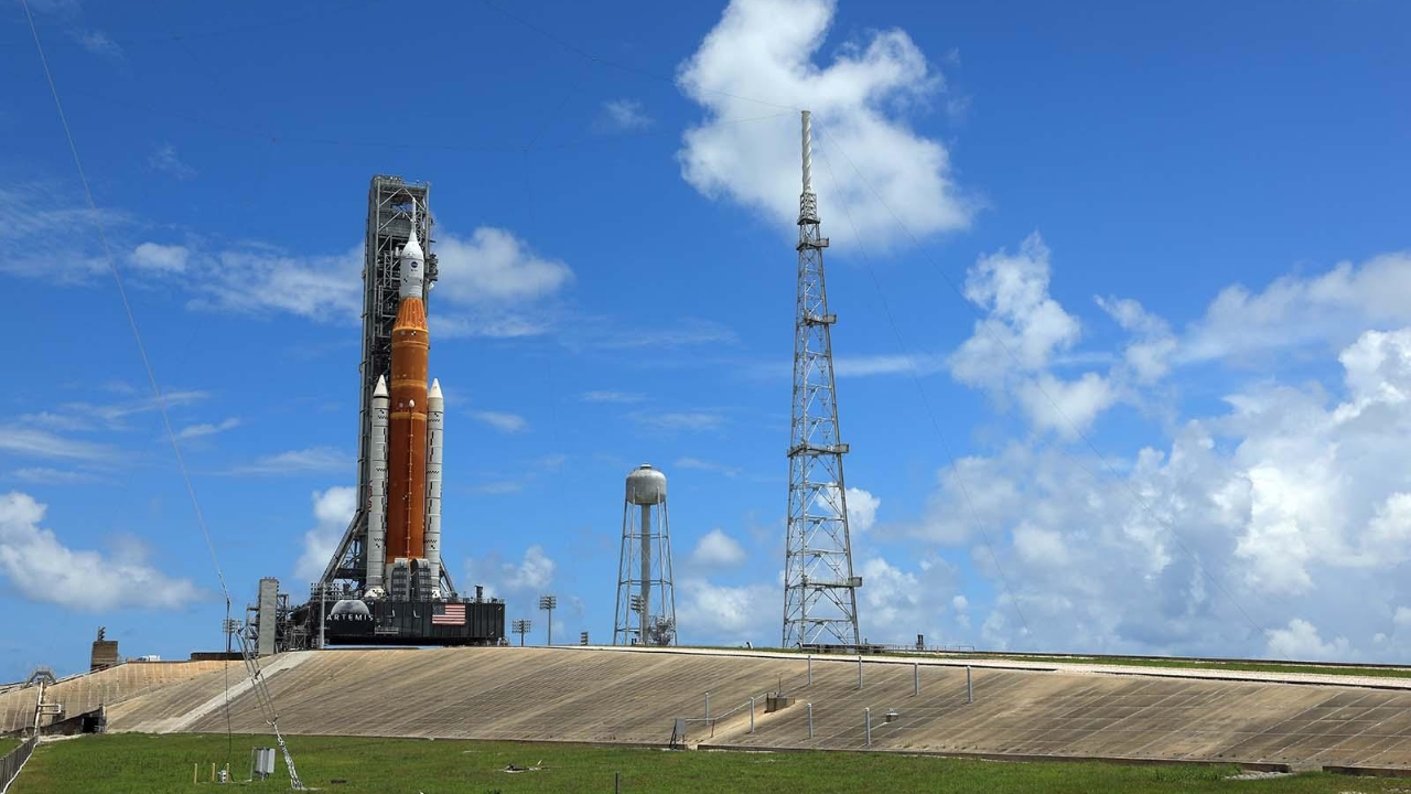 O foguete do programa Artemis na plataforma de lançamento mostra a escala da operação exigida pela NASA, que depende de bases preparadas para suportar lançamentos, abastecimentos e sistemas de apoio em sequência antes das missões rumo à Lua.