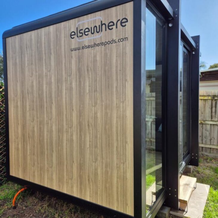 Com estrutura compacta, laterais com acabamento amadeirado e grandes portas de vidro, o módulo Elsewhere Pods virou símbolo das soluções fora do padrão na Austrália, onde a crise imobiliária fez crescer a procura por espaços montados no próprio quintal.