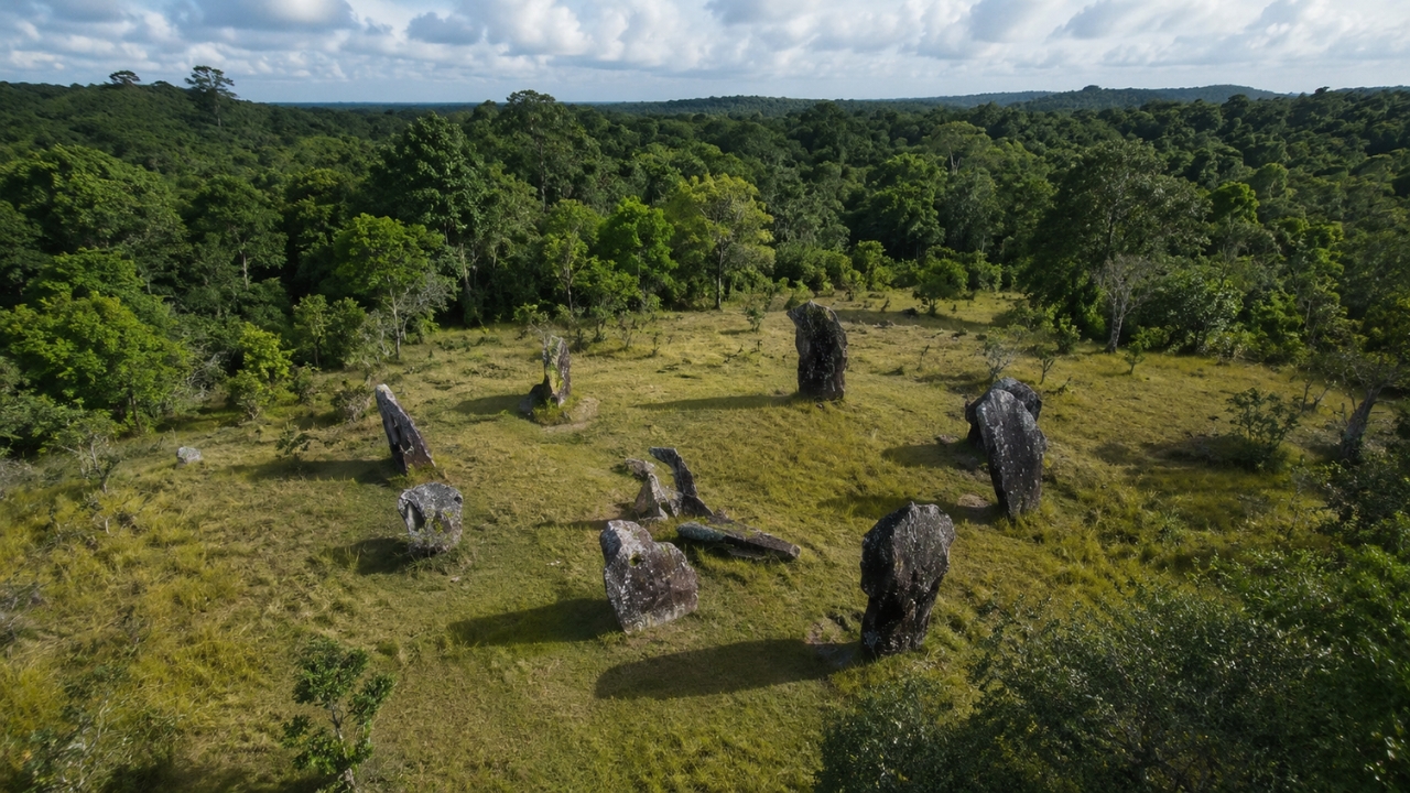 Cientistas descobrem um “Stonehenge da Amazônia” escondido no meio da floresta, com 127 rochas gigantes em círculo que podem revelar como povos indígenas observavam o Sol antes da chegada dos europeus