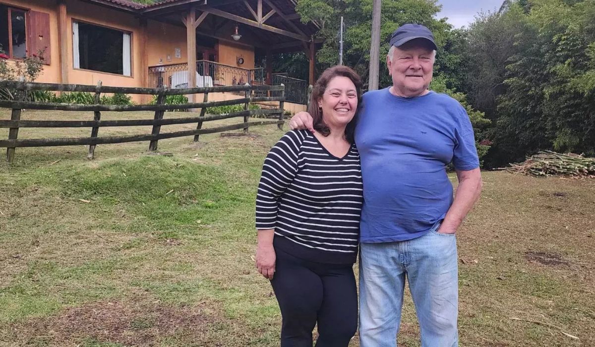 Casal troca indústria por fazenda em Itamonte e produz queijos artesanais premiados com leite cru na Serra da Mantiqueira. (Imagem: Reprodução/Marcela Ferreira/Terra)