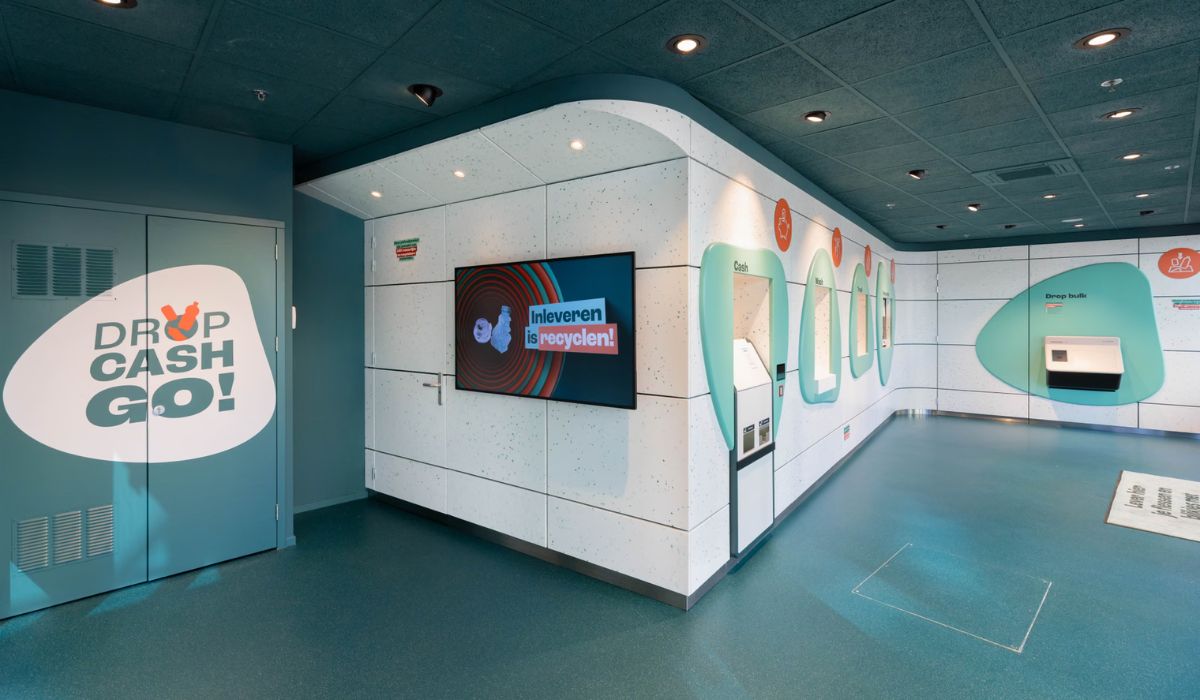 Na Holanda, os centros de depósito servem exclusivamente para processar garrafas e latas devolvidas. Fotografia: Thijs Huizer