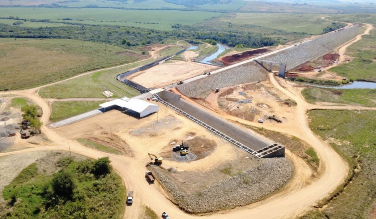 Represa tiene 25 metros de altura, se extiende por más de un kilómetro y formará lago artificial de 138 millones de m³ de agua - Foto: Divulgação Sultepa