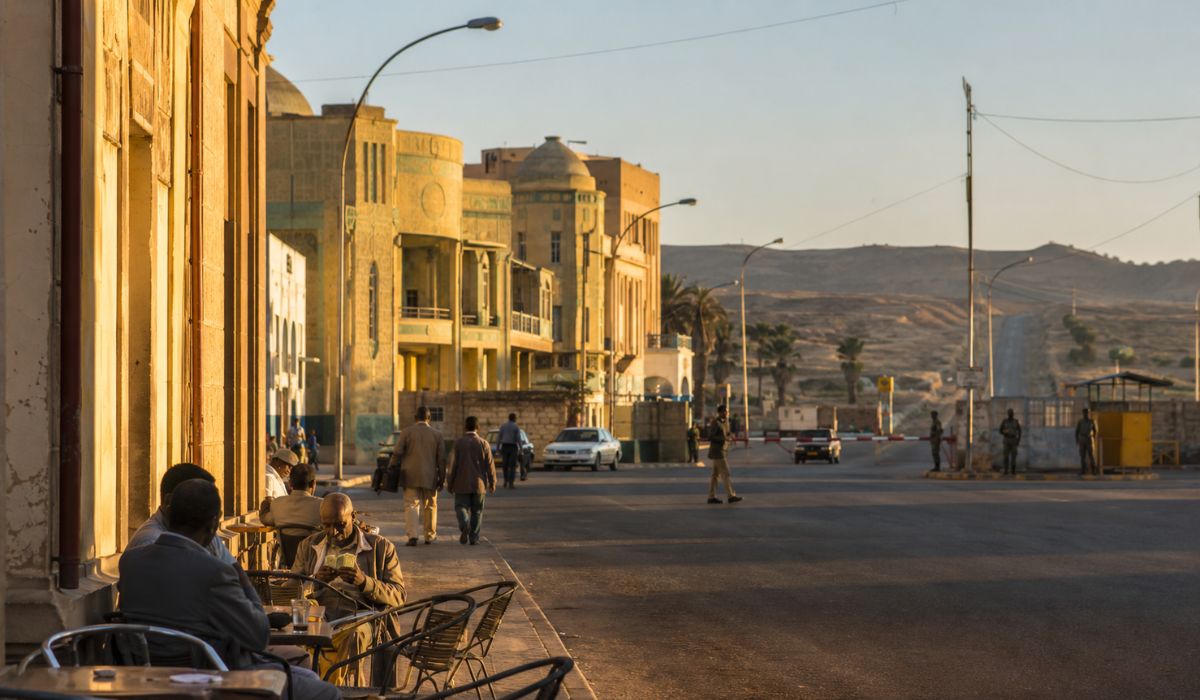 Eritreia tem caixas eletrônicos ausentes, internet limitada e autorização para sair da capital, em rotina marcada por controle estatal.