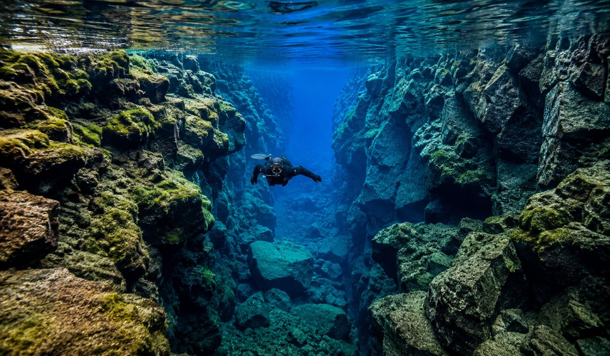 Conheça a Fissura de Silfra, na Islândia, onde água glacial filtrada por lava revela uma paisagem submersa entre placas tectônicas. (Imagem: Ilustrativa)